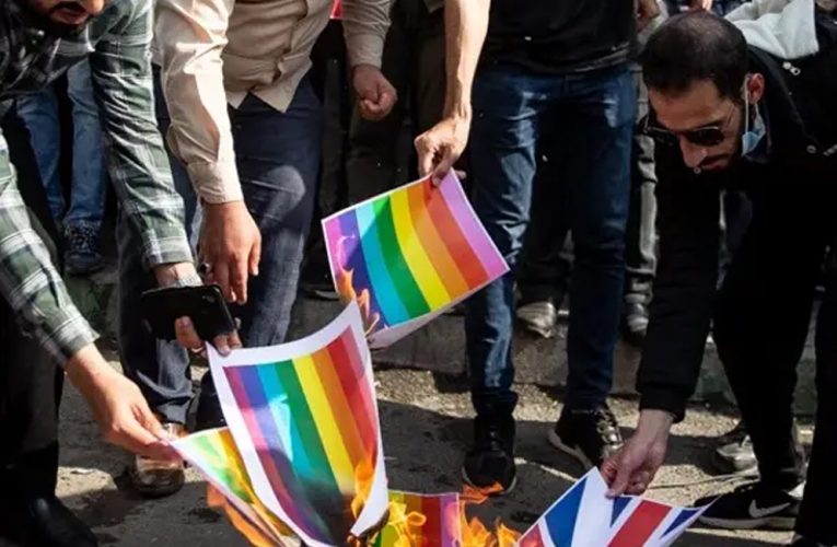 کنشگران کوییر به دولت بریتانیا: رژیم ایران را درباره آتش زدن پرچم رنگین کمان پاسخگو کنید